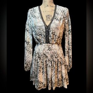 Bebe V-Neck Balloon Sleeve Dress